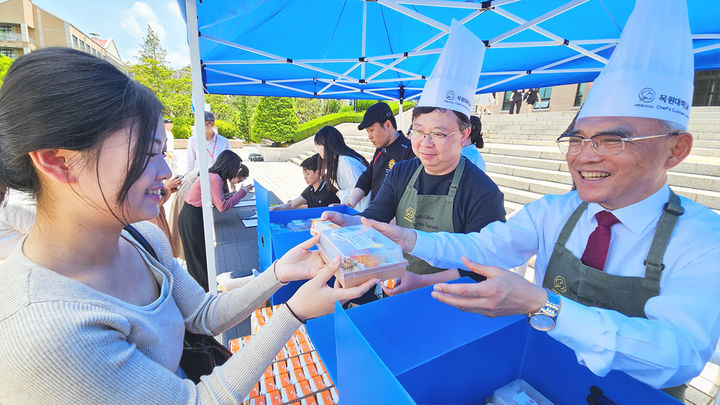 [대전=뉴시스] 학생들에게 음식을 나눠주는 목원대 이희학 총장 *재판매 및 DB 금지