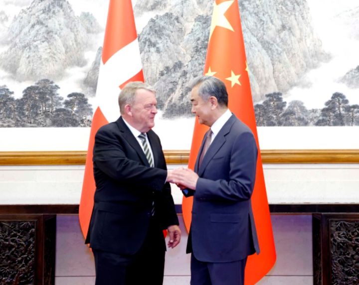 [서울=뉴시스] 중국 왕이 외교부장(오른쪽)과 라르스 뢰케 라스무센 덴마크 외무장관이 19일 베이징에서 회담하기 전 악수하고 있다.(출처: 중국 외교부 홈페이징) 2025.05.20. *재판매 및 DB 금지