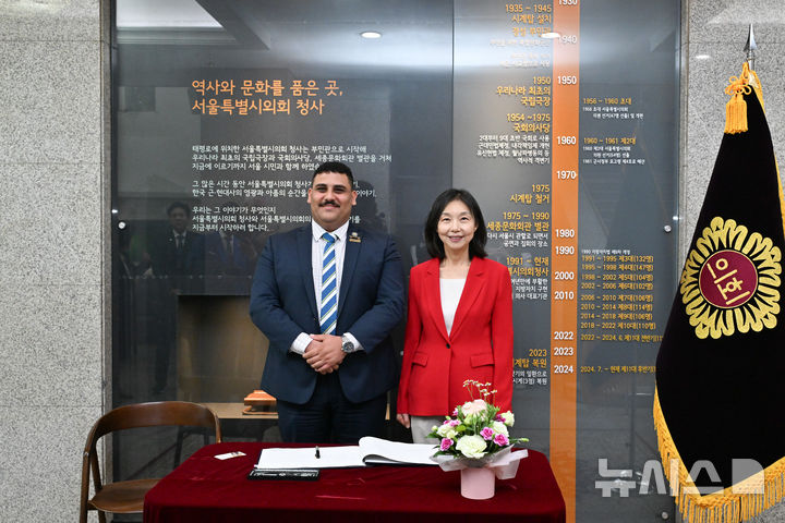 [서울=뉴시스]존 폴 발라디 호주 스트라스필드 시장과 최호정 의장.