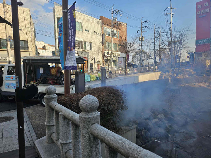 [밀양=뉴시스] 밀양아리랑대축제 대비 해천 주변 연무 소독을 하고 있다. (사진=밀양시 제공) 2025.05.20. photo@newsis.com *재판매 및 DB 금지