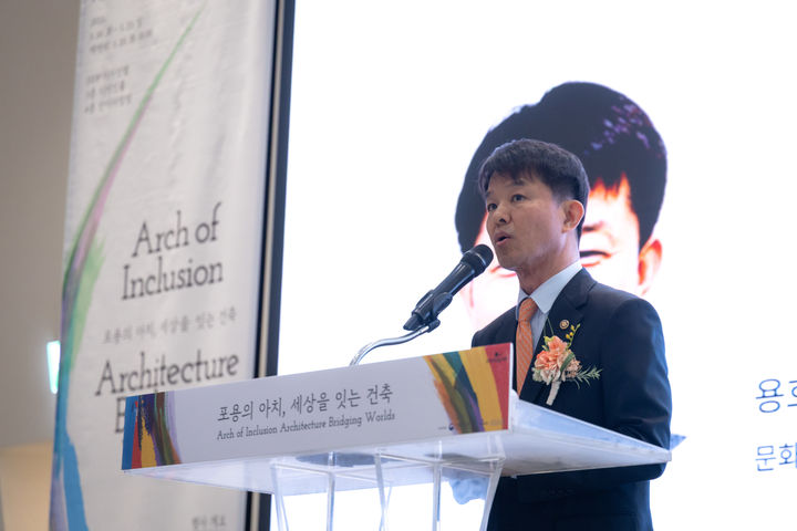 문화체육관광부 용호성 제1차관이 20일 동대문디자인플라자(DDP)에서 열린 ‘2025 여성건축가 기획전’ 개막식에 참석, 전시 시작을 축하하고 건축문화 발전에 기여한 여성 건축가를 격려하고 있다. (사진=문체부 제공) *재판매 및 DB 금지