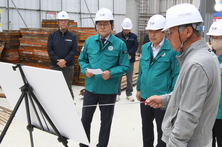 [인천=뉴시스] 박용철 강화군수가 강화군 관청리 일원에 조성 중인 CCTV통합관제센터 공사현장을 방문해 점검을 하고 있다. (사진=강화군 제공) 2025.05.20. photo@newsis.com *재판매 및 DB 금지