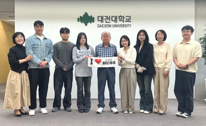 [대전=뉴시스] 대전대 남상호 총장과 몽골 국제교류 프로그램 참여 학생들 기념촬영. (사진=목원대 제공) *재판매 및 DB 금지