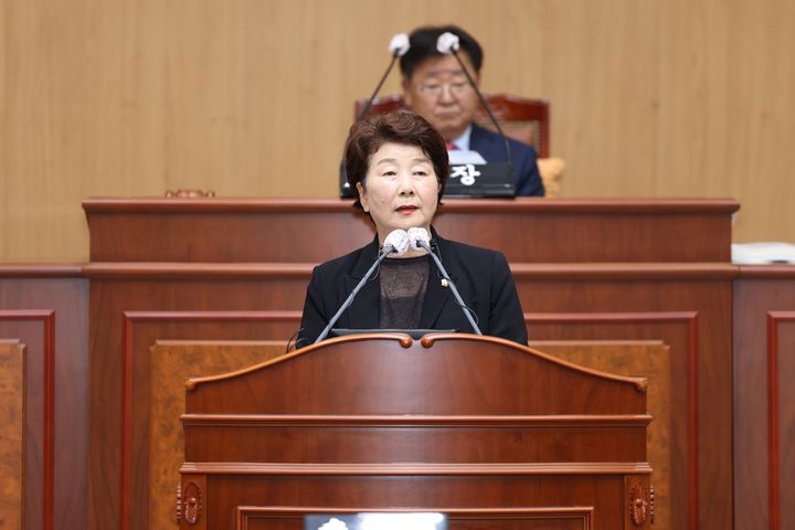 [고성(경남)=뉴시스] 신정철 기자= 경남 고성군의회는 20일, 의회 본회의장에서 제302회 제1차 정례회를 개회했다.사진은 20일 제1차 본회의에서 최두임 의원이 5분 자유발언을 통해 현재 충전카드 형식으로 지급되고 있는 농어업인 수당의 현금 지급 전환을 강력히 건의하고 있다.(사진=고성군의회 제공).2025.05.20. photo@newsis.com *재판매 및 DB 금지