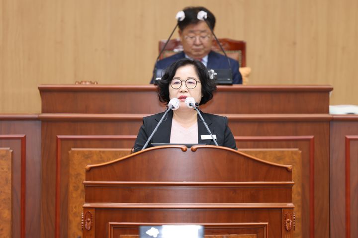 [고성(경남)=뉴시스] 신정철 기자= 경남 고성군의회는 20일, 의회 본회의장에서 제302회 제1차 정례회를 개회했다.사진은 20일 제1차 본회의에서 허옥희 의원은 5분 자유발언을 통해 고성읍 내 회전교차로에 지역 상징 조형물 설치를 제안하고 있다.(사진=고성군의회 제공).2025.05.20. photo@newsis.com *재판매 및 DB 금지