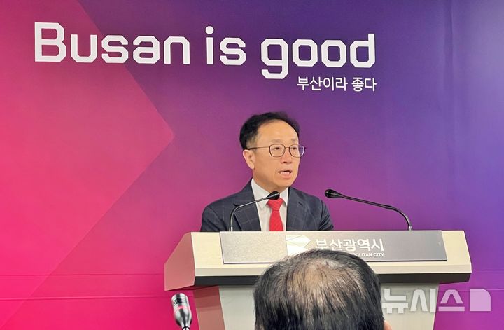 [부산=뉴시스] 원동화 기자 = 김광회 부산시 미래혁신부시장이 20일 부산시청 브리핑룸에서 기자회견을 열고 가덕도신공항 부지 조성 공사 지연에 유감을 표명하고, 입찰 조건 변경 없이 즉각 재공고할 것을 비롯해 국토교통부의 책임 있는 후속 조치를 촉구했다. 2025.05.20. photo@newsis.com