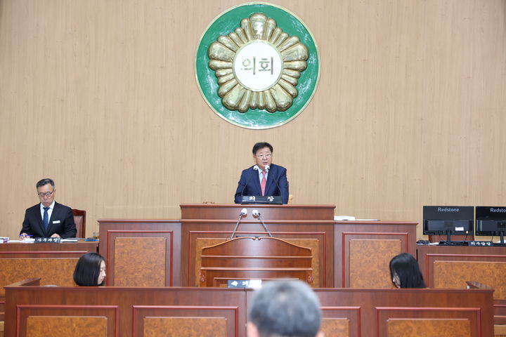 [고성(경남)=뉴시스] 신정철 기자= 경남 고성군의회는 20일, 의회 본회의장에서 제302회 제1차 정례회를 개회했다.사진은 고성군의회 본회의장 모습.(사진=고성군의회 제공).2025.05.20. photo@newsis.com *재판매 및 DB 금지