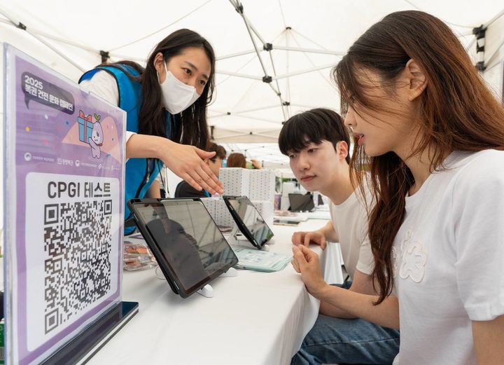 [세종=뉴시스] 기획재정부 복권위원회는 20일 서울 종로구 광화문 청계광장에서 '2025 복권 건전문화 캠페인'을 개최했다고 밝혔다. 사진은 청계광장에서 '2025 복권 건전문화 홍보캠페인‘에 참여한 시민들이 도박문제 자가진단(CPGI) 테스트에 참여하고 있는 모습. (사진=복권위 제공) 2025.05.20. photo@newsis.com *재판매 및 DB 금지