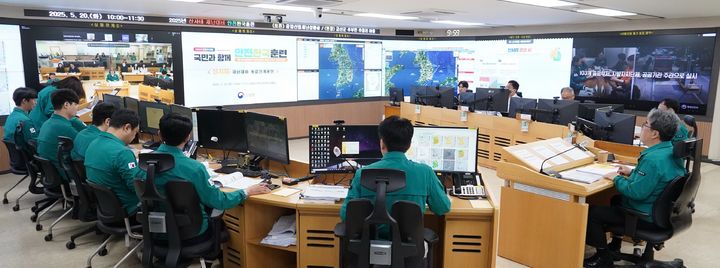 [대전=뉴시스] 20일 임상섭 산림청장(오른쪽 첫째)이 중앙산림재난상황실에서 산사태 재난대비 '안전한국훈련'을 지휘하고 있다.(사진=산림청 제공)&nbsp; *재판매 및 DB 금지