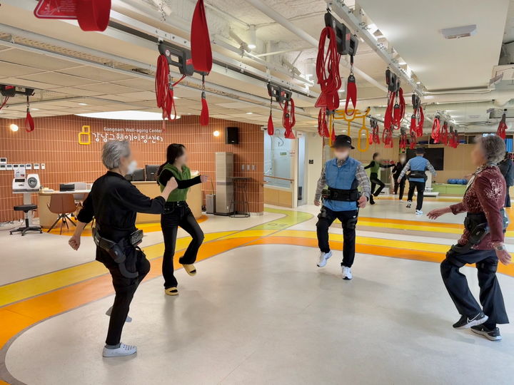 [서울=뉴시스] 웨어러블 로봇을 착용하고 걷기 연습을 하는 구민들. 2025.05.20. (사진=강남구 제공) *재판매 및 DB 금지