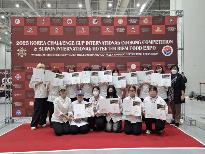  [대전=뉴시스] 우송정보대 K-베이커리학부 학생들 기념촬영. (사진=우송정보대 제공) *재판매 및 DB 금지