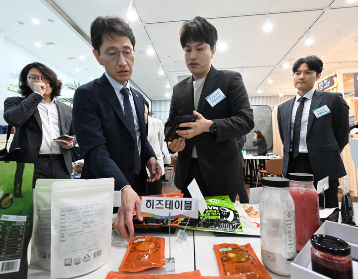 김윤상 기획재정부 차관(왼쪽)이 20일 전북 익산 한국식품산업클러스터진흥원 청년식품지원센터에서 히즈테이블 진성수 대표로부터 제품 설명을 듣고 있다.(사진 : 기재부 제공) 2025.5.20. *재판매 및 DB 금지