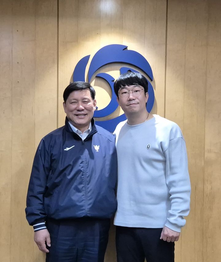[서울=뉴시스] 허구연 KBO 총재와 양현종 프로야구선수협회 회장이 19일 서울 강남구 KBO 사옥에서 만나 리그 전반에 대한 현안을 논의했다. (사진=KBO 제공) 2025.05.20. *재판매 및 DB 금지
