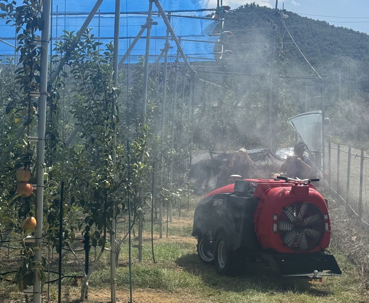 [안동=뉴시스] 무인자율주행 방제기. (사진=경북도 제공) 2025.05.20. photo@newsis.com *재판매 및 DB 금지