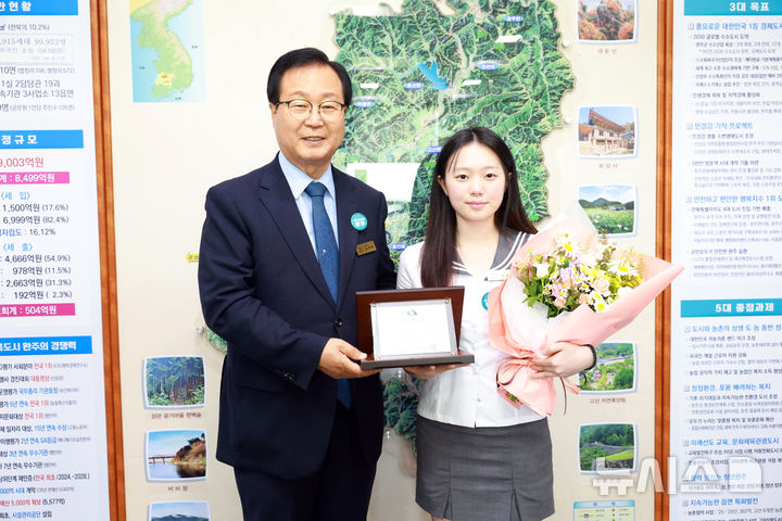 [완주=뉴시스] 이한나 전북 완주군 어린이·청소년의회 의원(오른쪽)이 20일 유희태 완주군수로부터 교육·청년·아동분야의 완주군 '1일 군수' 위촉장을 받고 기념촬영을 하고 있다. (사진=완주군 제공) 2025.05.20. photo@newsis.com *재판매 및 DB 금지