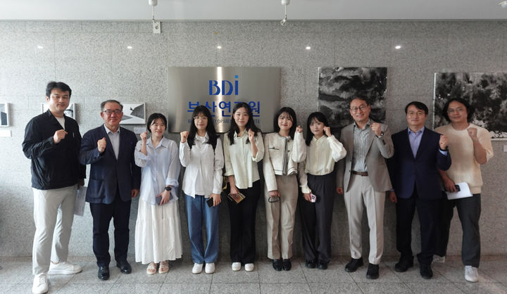 [부산=뉴시스] 부산연구원 청년인턴 모습. (사진=부산연구원 제공) 2025.05.20. photo@newsis.com *재판매 및 DB 금지