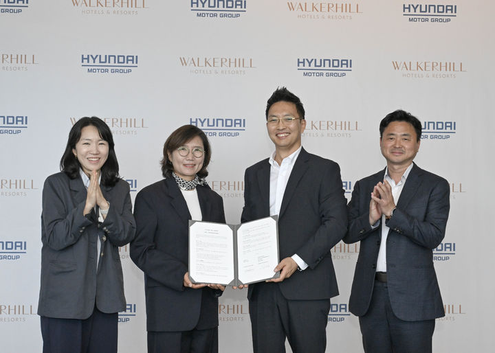 [서울=뉴시스] 현대차·기아는 워커힐과 모빌리티 친화 호텔 조성을 위한 업무협약(MOU)을 체결했다고 20일 밝혔다. 왼쪽부터 현대차·기아 모빌리티사업실 박주영 팀장, 현대차·기아 모빌리티사업실 김수영 상무, 워커힐 호텔앤리조트 김세한 신성장추진담당, 워커힐 호텔앤리조트 이열근 지속경영담당. (사진=현대차·기아 제공) photo@newsis.com *재판매 및 DB 금지