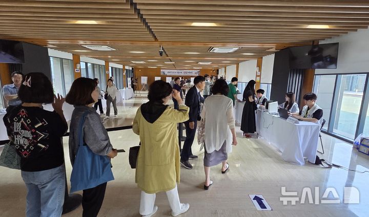 [베이징=뉴시스] 박정규 특파원 = 해외에 거주·체류하는 유권자들을 위한 제21대 대통령선거 재외투표가 20일 오전 시작된 가운데 중국 베이징 주중대사관에 마련된 투표소에서 유권자들이 줄을 서서 차례를 기다리고 있다. 2025.05.20 pjk76@newsis.com