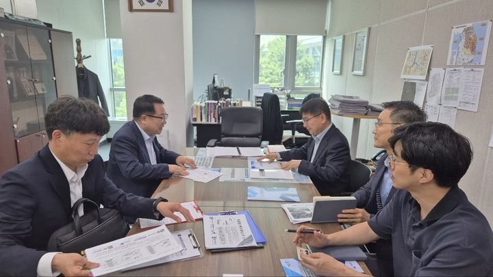 [익산=뉴시스] 국가예산 확보 위해 농림축산식품부 찾은 정헌율 익산시장(왼쪽 두변째). (사진=익산시 제공) 2025.05.20. photo@newsis.com *재판매 및 DB 금지