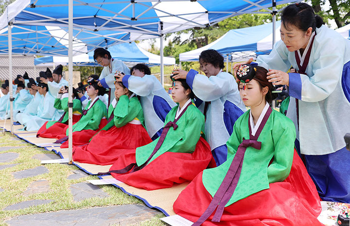 삼척시는 성년의 날을 맞아 지난 19일, 국보 제213호 죽서루 경내에서 ‘제23회 전통 관례·계례 성인식’을 개최하고 있다.(사진=삼척시 제공) *재판매 및 DB 금지