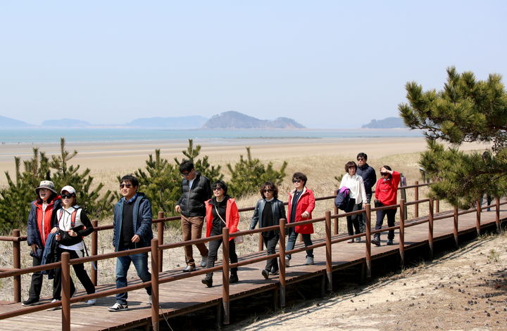 [태안=뉴시스] 지난 2017년 4월 태안 해변길을 찾은 관광객들이 천혜의 자연 경관을 바라보며 걷고 있다. (사진=태안군 제공) 2025.05.20. photo@newsis.com *재판매 및 DB 금지