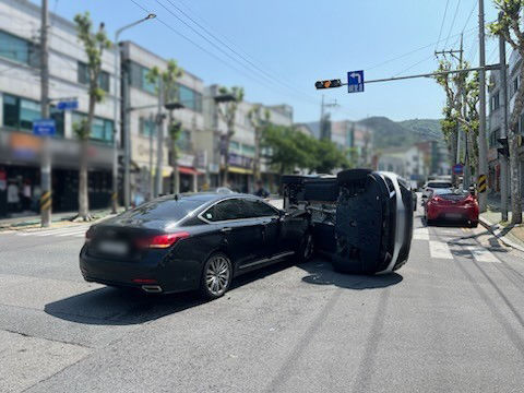 [울산=뉴시스] 20일 오전 10시30분께 울산시 북구 연암동의 한 교차로에서 승용차와 스포츠유틸리티차량(SUV)이 충돌했다. (사진=울산경찰청 제공) 2025.05.20. photo@newsis.com *재판매 및 DB 금지