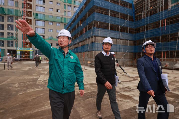 [용인=뉴시스]역북2지구 아파트 공사 소음 민원 현장을 찾은 이상일 시장(사진=용인시 제공)2025.05.20.photo@newsis.com