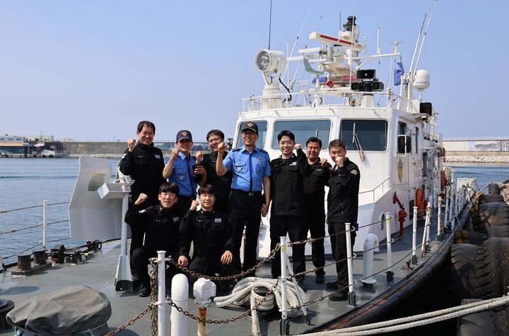 [강릉=뉴시스] 20일 박홍식 강릉해경서장은 경비함정의 선제적 안전사고 예방 태세 확립을 위해 지역 내 경비함정에 대해 현장 점검 후 단체사진을 찍고 있다.(사진=강릉해경 제공)photo@newsis.com *재판매 및 DB 금지