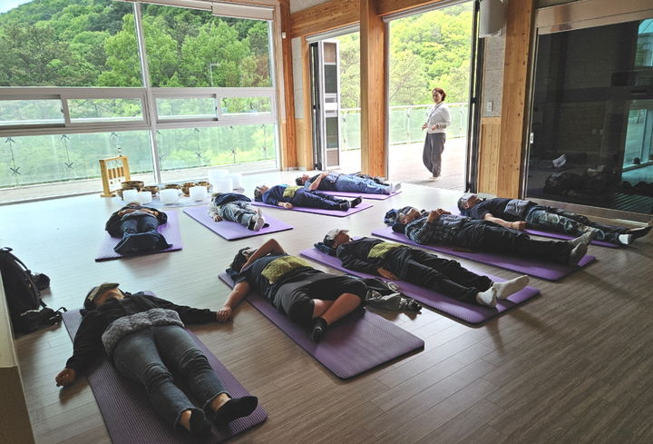 [계룡=뉴시스]계룡시는 지난달부터 지난 17일까지 향적산 치유의 숲에서 '가족과 함께 떠나는 힐링 숲' 정서·행동 프로그램을 성료했다. 싱잉볼 명상 프로그램. (사진=계룡시 제공) 2025. 05. 20 photo@newsis.com *재판매 및 DB 금지