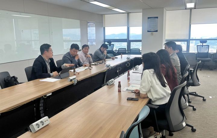 [인천=뉴시스] 인천항만공사 직원들과 4개 컨테이너 터미널 운영사 운영팀장들이 의견을 나누고 있다. (사진=IPA 제공) 2025.05.20. photo@newsis.com *재판매 및 DB 금지