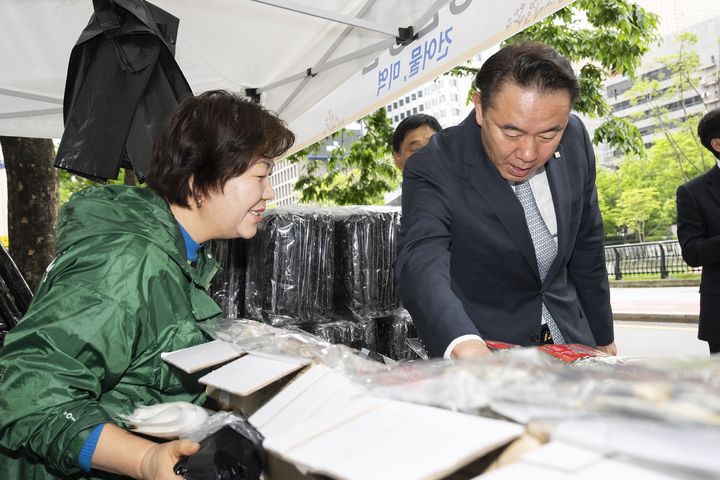 예금보험공사는 20일 서울 중구 청계천로 본사에서 농축수산가와 사회적경제기업 판로 확대 지원을 위해 '행복예감 직거래장터'를 개최했다. 유재훈 예보 사장이 물건을 고르고 있다. (사진=예금보험공사 제공) photo@newsis.com *재판매 및 DB 금지