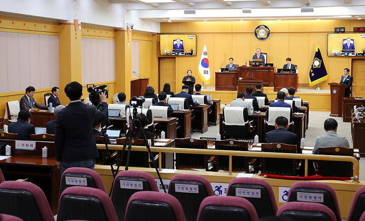 [서산=뉴시스] 서산시의회 본회의장에서 20일 전 의원이 참석한 가운데 제305회 임시회 제1차 본회의가 열리고 있다. (사진=서산시의회 제공) 2025.05.20. photo@newsis.com *재판매 및 DB 금지
