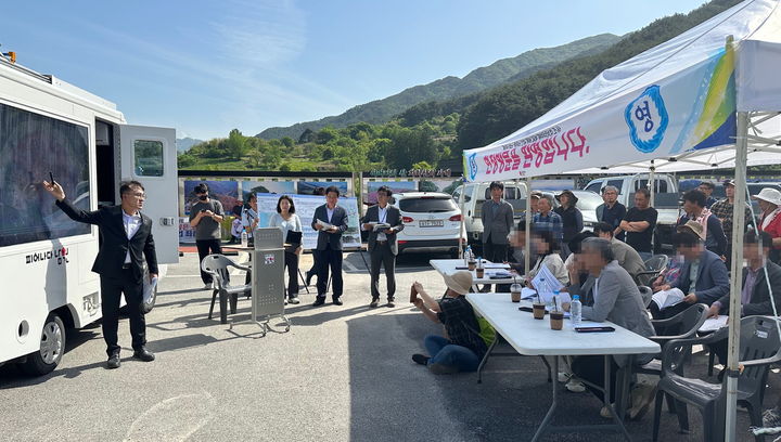 [남원=뉴시스] 20일 오후 남원시 국지도 60호선(인월~산내) 확장사업 현장에서 열린 한국개발연구원(KDI)의 예비타당성 현장 조사, 민선식 부시장(왼쪽)이 KDI 조사관들에게 사업의 필요성을 설명하고 있다. *재판매 및 DB 금지