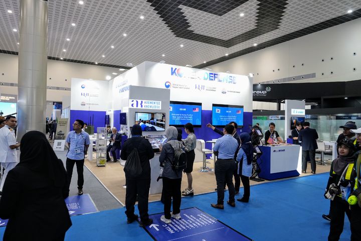 [서울=뉴시스] LIMA 2025 통합한국관을 찾은 관람객들이 부스를 둘러보고 있다. (사진=방진회 제공) 2025.05.20. photo@newsis.com *재판매 및 DB 금지