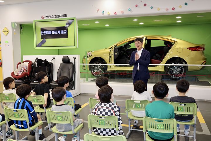 [울산=뉴시스] 구미현 기자 =천창수 울산시교육감은 20일 키즈오토파크 울산을 방문해 학생들과 소통하고 있다. (사진=울산시교육청 제공) 2025.05.20. photo@newsis.com *재판매 및 DB 금지