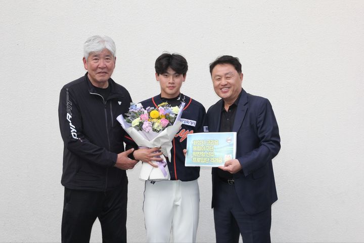 [서울=뉴시스] 박찬형(가운데)이 화성시 코리요 독립야구단 창단 처음으로 프로 구단에 입단했다. 박찬형은 지난 15일 롯데와 육성선수 계약을 체결, 20일 롯데 선수단에 합류한다. (사진=화성 코리요 독립야구단 제공) 2025.05.20. *재판매 및 DB 금지