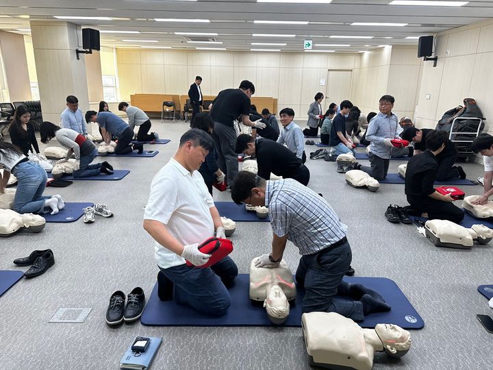 [서울=뉴시스] 국가보훈부 직원들이 20일 오후 충남 공주 국가재난안전교육원에서 보훈기념행사시 응급상황에 대비해 심폐소생술 응급처치요령을 실습하고 있다. (사진=국가보훈부 제공) 2025.05.20. photo@newsis.com *재판매 및 DB 금지