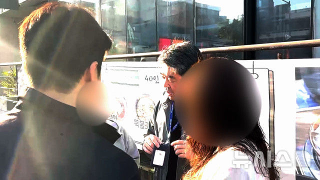 [제주=뉴시스] 서귀포해양경찰서가 지난 12일 제주 모처에서 불법 의약품을 판매한 50대 불법 체류 중국인을 검거하고 있다. (사진=서귀포해양경찰서 제공) 2025.05.20. photo@newsis.com