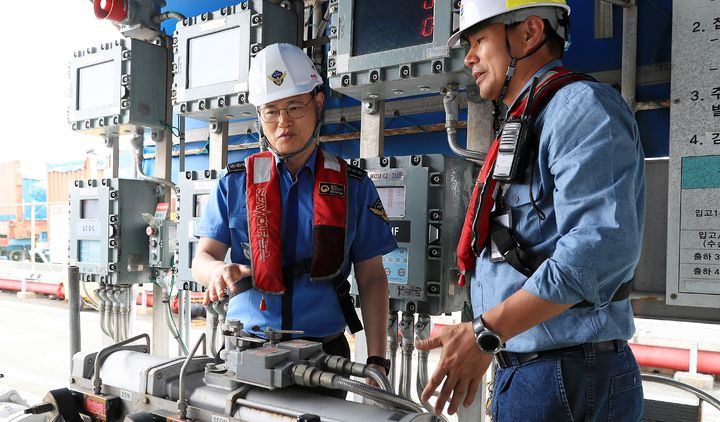 [부산=뉴시스] 20일 서정원 부산해양경찰서장은 남구 동명부두에 위치한 GS칼텍스 부산물류센터 기름 저장 시설과 해상 출하 부두를 방문해 현장 점검을 진행하고 있다. (사진=부산해양경찰서 제공) 2025.05.20. photo@newsis.com *재판매 및 DB 금지