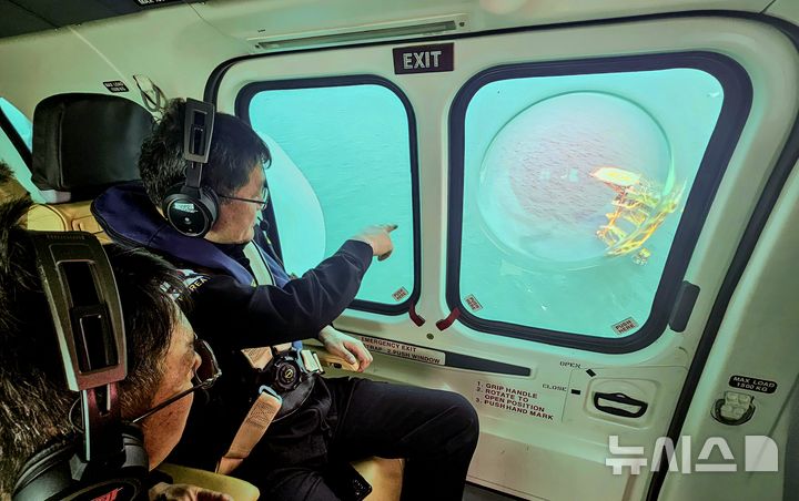 [제주=뉴시스] 김용진 해경청장이 19일 제주 최남단 이어도를 대상으로 헬기 순찰을 하고 있다. (사진=제주지방해양경찰청 제공) 2025.05.20. photo@newsis.com