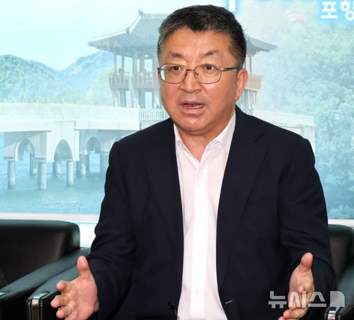 [포항=뉴시스] 송종욱 기자 = 장상길 포항시 부시장이 포항 지진 손해 배상 항소심 판결과 관련해 20일 시청 브리핑룸에서 기자들을 만나 시민 권익 보호를 위해 시민 안내 센터 확대 운영, 변호사 간담회, 시민 설명회 등 대응 계획을 밝혔다. 사진은 장 부시장이 대응 계획을 발표하는 모습. 2025.05.20. sjw@newsis.com