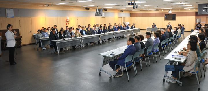 [대구=뉴시스] 대구시 수성구는 20일 간부 공무원 72명을 대상으로 '고위직 대상 맞춤형 폭력 예방 교육'을 실시했다. (사진 = 대구시 수성구 제공) 2025.05.20. photo@newsis.com *재판매 및 DB 금지