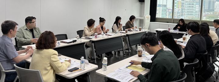 [대구=뉴시스] 대구시 수성구는 청소년상담복지센터가 청소년 도박문제 예방 주간을 맞아 청소년 도박·마약 중독 실태 파악과 대응 방안 모색을 위한 간담회를 개최했다. (사진 = 대구시 수성구 제공) 2025.05.20. photo@newsis.com *재판매 및 DB 금지