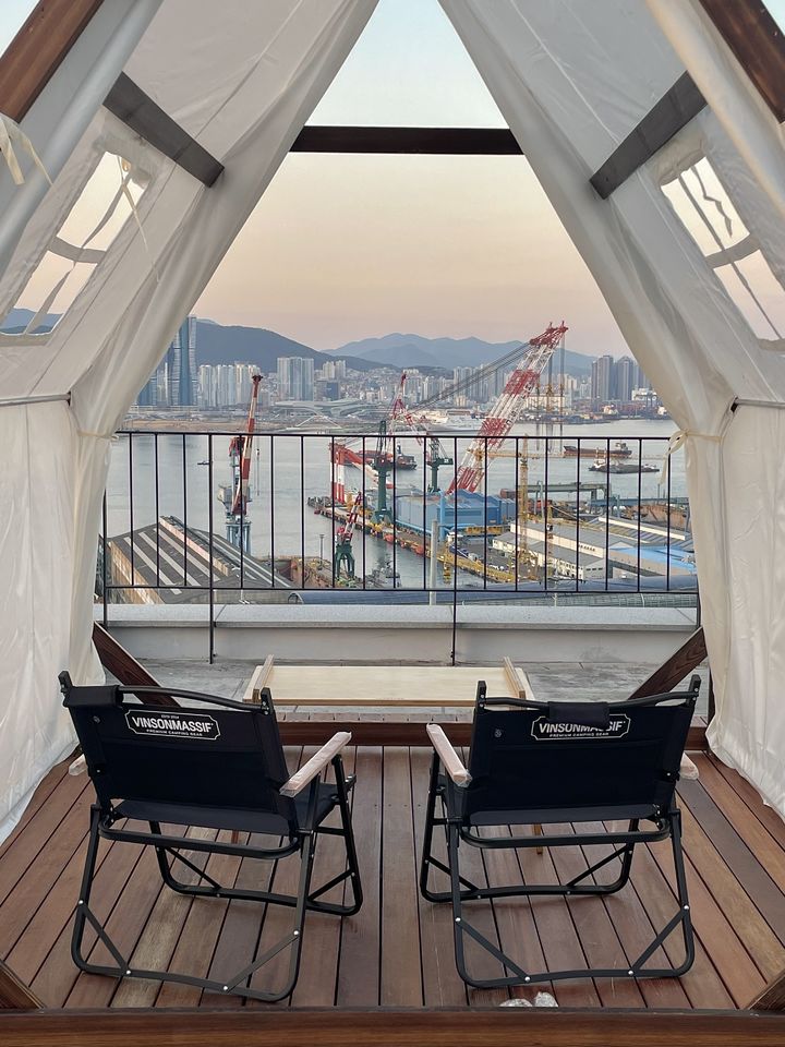 [부산=뉴시스] 하버하우스 3호점 옥상에 있는 루프탑 바베큐장. (사진=봉산마을마을관리사회적협동조합 제공) 2025.05.20. photo@newsis.com *재판매 및 DB 금지