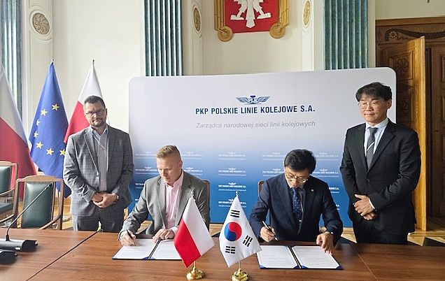[바르샤바=뉴시스] 국가철도공단 윤학선 글로벌사업본부장(오른쪽)이 폴란드 바르샤바에서 마치에 카초렉(Maciej Kaczorek) 폴란드 철도시설공사 전략개발이사와 철도협력 양해각서(MOU)를 체결하고 있다.(사진=국가철도공단 제공) *재판매 및 DB 금지