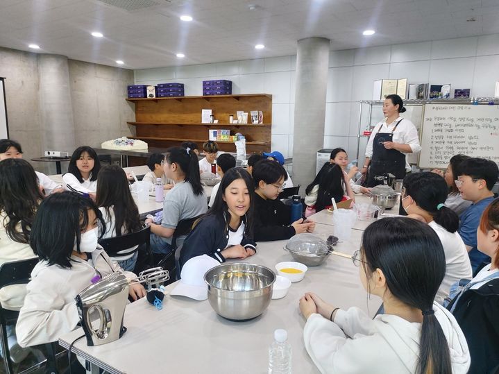 [부산=뉴시스] 영도구의 초등학생들이 블루베리를 활용한 머핀 만들기 체험 프로그램에 참여하고 있는 모습. (사진=봉산마을마을관리사회적협동조합 제공) 2025.05.20. photo@newsis.com *재판매 및 DB 금지