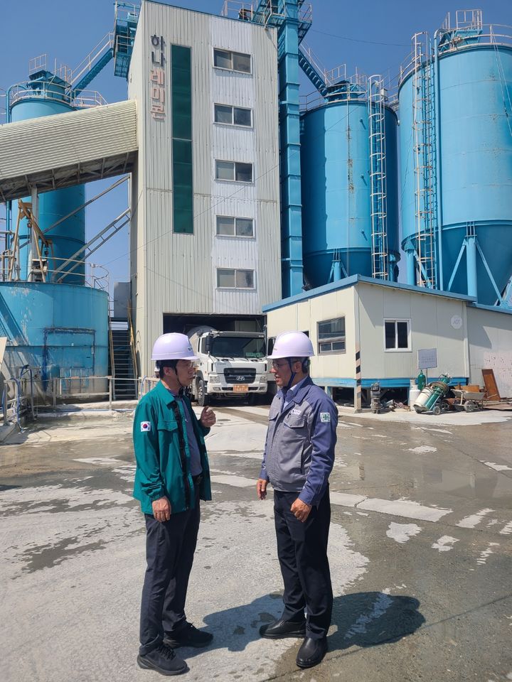 [대구=뉴시스] 대구지방조달청은 20일 봄철 건설 성수기를 맞아 포항시 하나레미콘을 방문했다. (사진 = 대구지방조달청 제공) 2025.05.20. photo@newsis.com *재판매 및 DB 금지