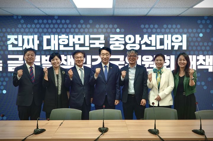 [서울=뉴시스] 더불어민주당 중앙선거대책위원회 산하 조직이 '세계의 날'인 20일을 맞아 글로벌 사우스 협력을 위한 정책 공약 제안서를 정책본부에 전달했다. (사진=이재정 민주당 의원실 제공) 2025.05.20. photo@newsis.com *재판매 및 DB 금지