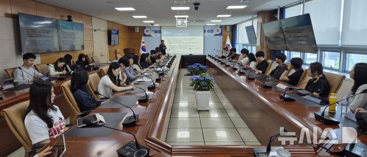 [전주=뉴시스]윤난슬 기자 = 전북특별자치도교육청은 20일 본청 회의실에서 전북대학교 학생 40여 명을 대상으로 '행정통제와 공공감사 현장 이해 수업'을 했다고 밝혔다.2025.05.20.(사진=전북교육청 제공)