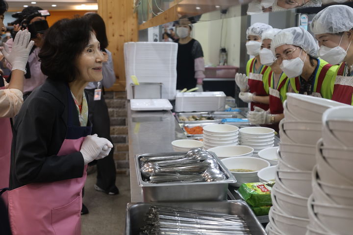 [서울=뉴시스] 설난영 여사가 20일 오전 11시 서울시립은평노인종합복지관 식당에서 배식 봉사를 하고 있다. (사진 = 국민의힘 제공) 2025.05.20.&nbsp; *재판매 및 DB 금지